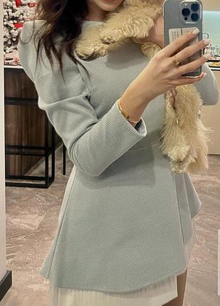 Блакитна сукня з довгим рукавом