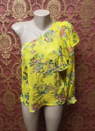 Легкая прозрачная блуза на одно плечо размер s страдивариус полиэстер измерения находится на фото