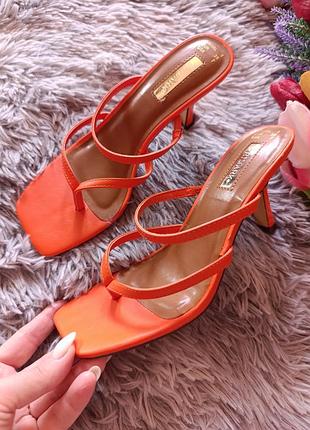 Оранжевые шлепанцы на невысоком каблуке