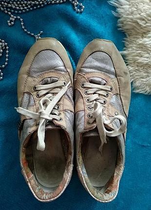 Кожаные кроссовки