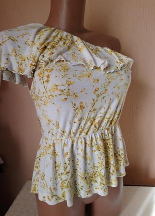 Стильна блуза на одне плече .