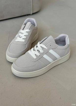 Жіночі кросівки