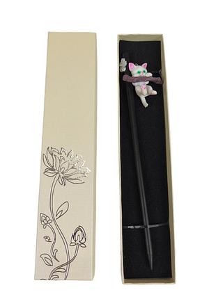 Китайская палочка шпилька деревянная для волос с украшением в форме котик в подарочной коробочке, черная