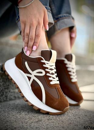 Очень крутые кроссовки клерта шоколад на белой утолщенной подошве