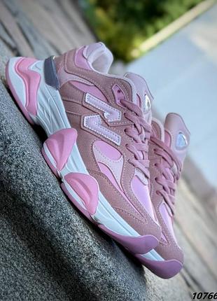 Очень крутые розовые кроссовки на массивной подошве