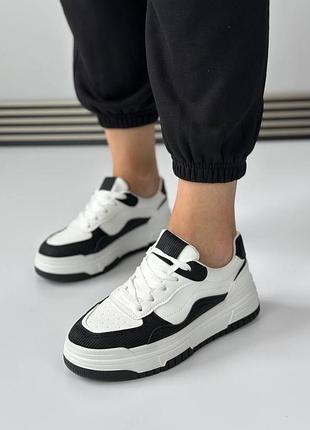 Кросівки жіночі