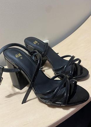 Босоніжки лакові