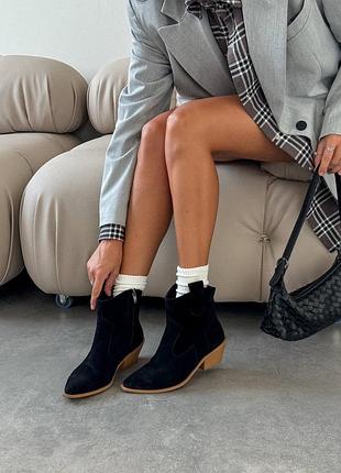 Короткі козаки чорна замша на коричневій підошві