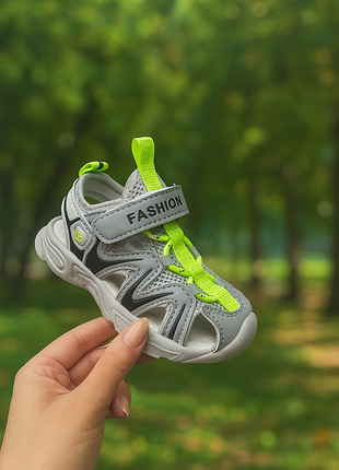 Босоніжки дитячі для хлопчика закриті сандалі сірі з салатовим на липучці