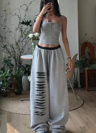 Стильні жіночі спортивні штани оверсайз із принтом сірі