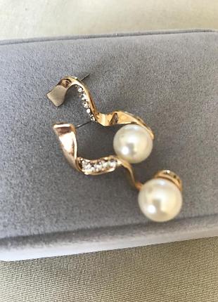 Гарні сережки з перлиною