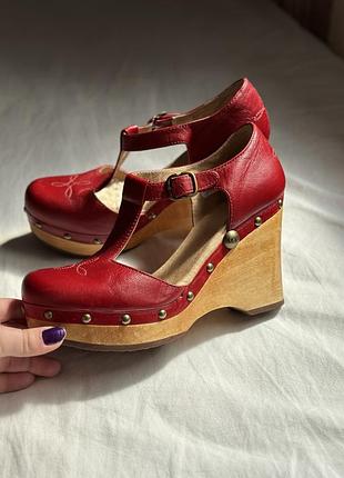 Сабо мері-джейн червоного кольору шкіряні ugg australia 38 розміру