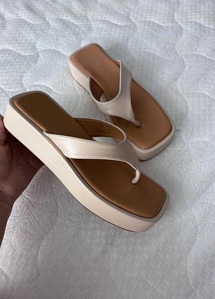 Стильні бежеві шкіряні шльопанці на платформі