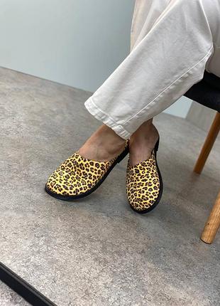 Леопардові жіночі шльопанці з закритим носиком