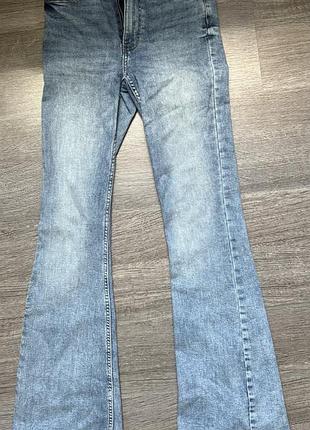 Жіночі джинси прямі, кльош, бренд house розмір: xs–s колір: темно-синій є декоративні потертості знизу. стан хороший.