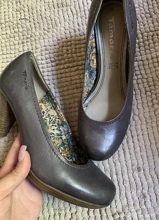 Туфлі на каблуку