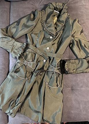 Плащ кольору хакі з пояском