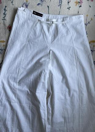 Білі широкі довгі штани zara з декоративною пряжкою