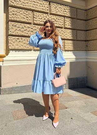 Платье с длинными пышными рукавами