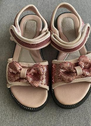 Босоніжки сандалі