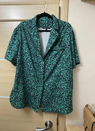 Віскозна сорочка зеленого кольору з анімалістичним принтом з v подібним вирізом