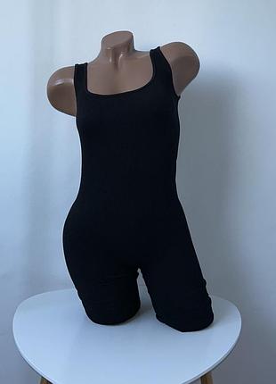 Ромпео комбинезон черный спортивный в рубчик pretivlittlething