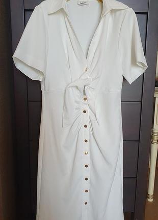 Біла сукня із застібкою спереду сандро