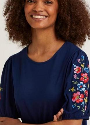 Футболка с вышивкой