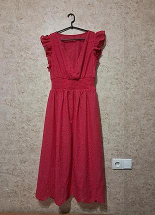Платье из прошвы малинового цвета