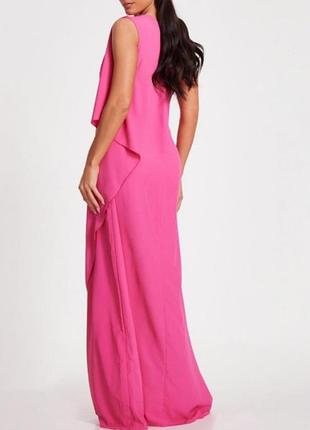 Яркое женственное платье макси с декором.