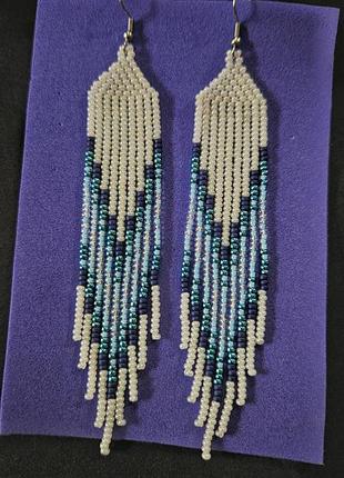 Серьги сине-голубые с длинными бахромой.
