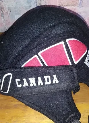Флисовая шапка имитация хоккейного шлема canada