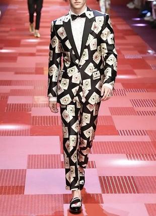 Костюм - всі карти в твоїх руках