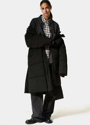 Довге дуте водовідштовхуюче пальто pullpull&bear чорного кольору