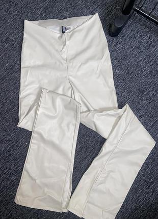 Бежеві штани з екошкіри