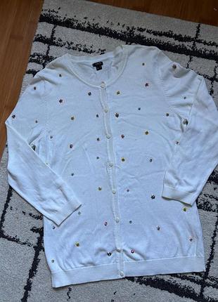 Кофточка біленька на ґудзиках.