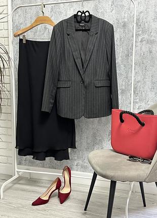 Класичний жіночий блейзер dkny у тонку смужку на одному ґудзику