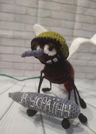 Патриотическая вязаная игрушка "боевой комарик"