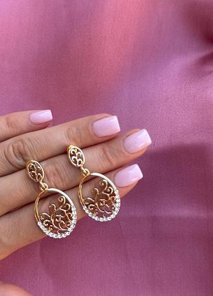 Сережки золотого кольору з камінчиками