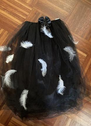 Тренд нова чорна спідниця юбка пачка з фатіну claire’s прикрашена камінчиками і білим пірʼям 36 s  швейцарія 🇨🇭