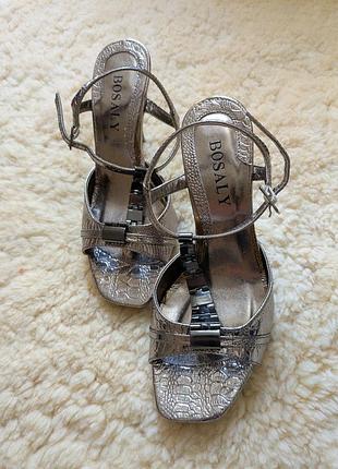 Серебристые босоножки bosaly