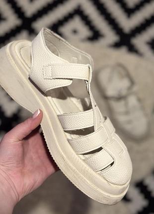 Босоніжки бежеві 39