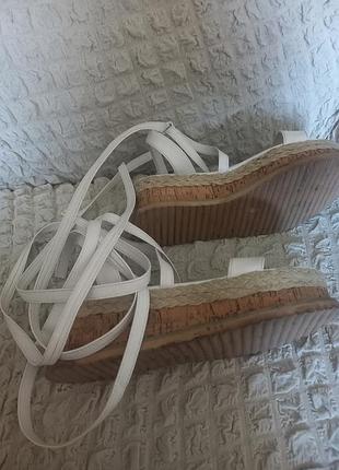 Стильные эффектные босоножки гладиаторы белого цвета  на танкетке, 41 размер  pretty little thing.