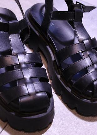 Босоніжки з закритим носком на платформі, catwalk , в ідеальному стані , майже не носила