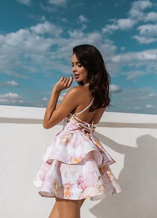 Бавовняна світла коротка пишна сукня біла  рожева в квітку півонії без рукавів з відкритою спиною  на шнурівці завʼязках з бавовни в квітковий принт