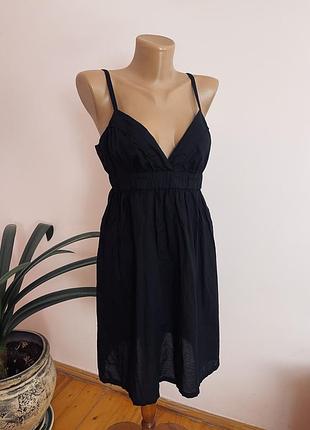 Чорне плаття на бретельках з вирізом, чорний сарафан на бретельках