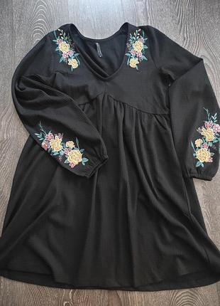 Отличное платье с вышивкой оверсайз