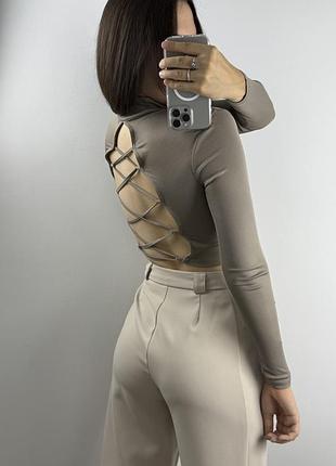 Шикарний бежевий топ з довгим рукавом у рубчик під горло зі шнурівкою на спинці