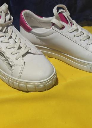 Білі жіночі кросівки marco tozzi