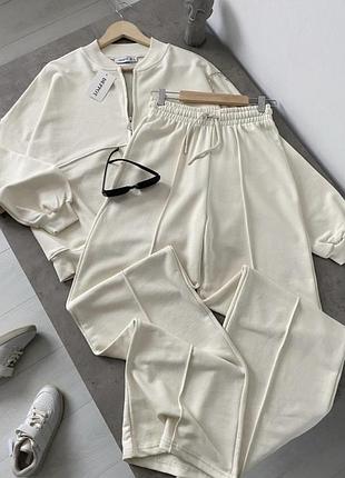 Світлий брючний костюм люкс якості розмір м